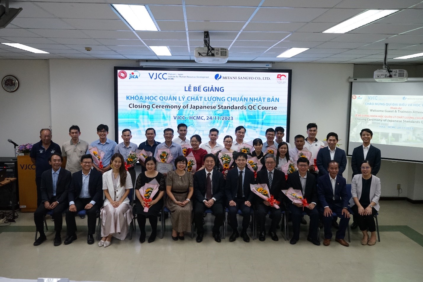 LỄ BẾ GIẢNG CHƯƠNG TRÌNH ĐÀO TẠO QUẢN LÝ CHẤT LƯỢNG CHUẨN NHẬT BẢN NĂM 2023