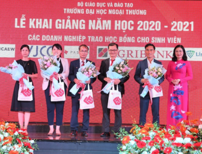 VJCC- HCMC trao học bổng cho sinh viên của Cơ sở II Trường ĐH Ngoại thương