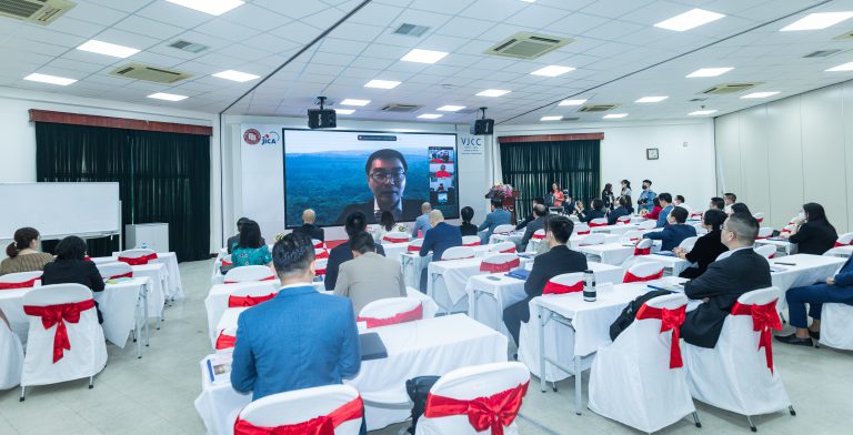 5.Khai-giang-lop-CEO-VJCC-1210-768x392