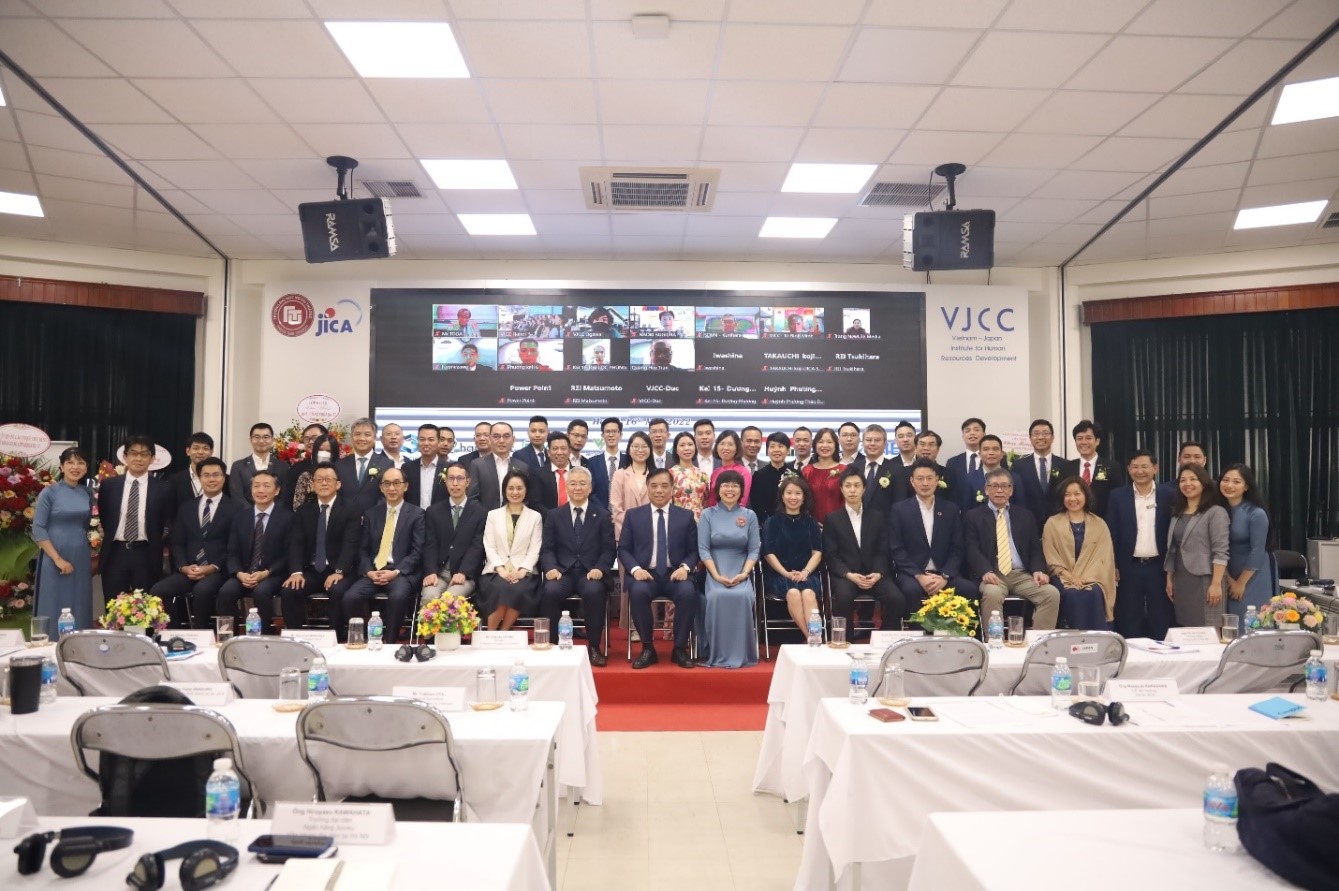 ベトナム日本人材開発インスティチュート（VJCCインスティチュート）はハノイ経営塾第17期生の開講式を行いました。