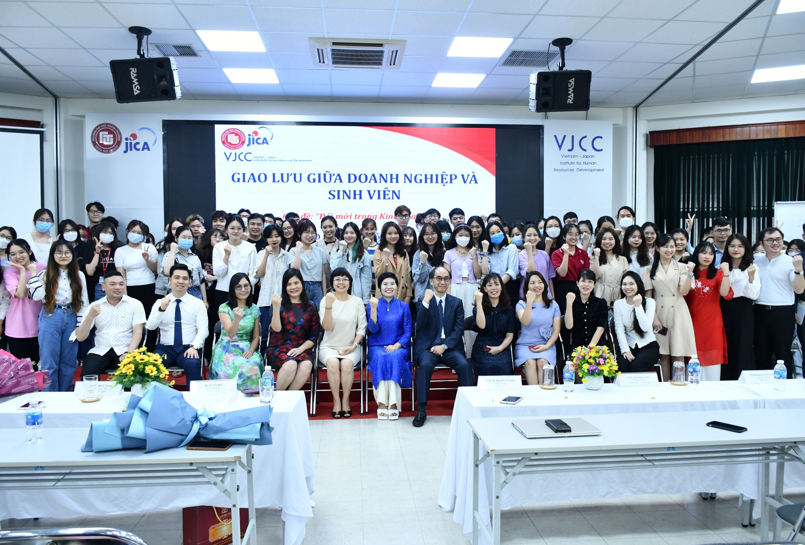 VJCCインスティチュート: 日本式国際ビジネス学士課程で奨学金の授与式典が開催されました。