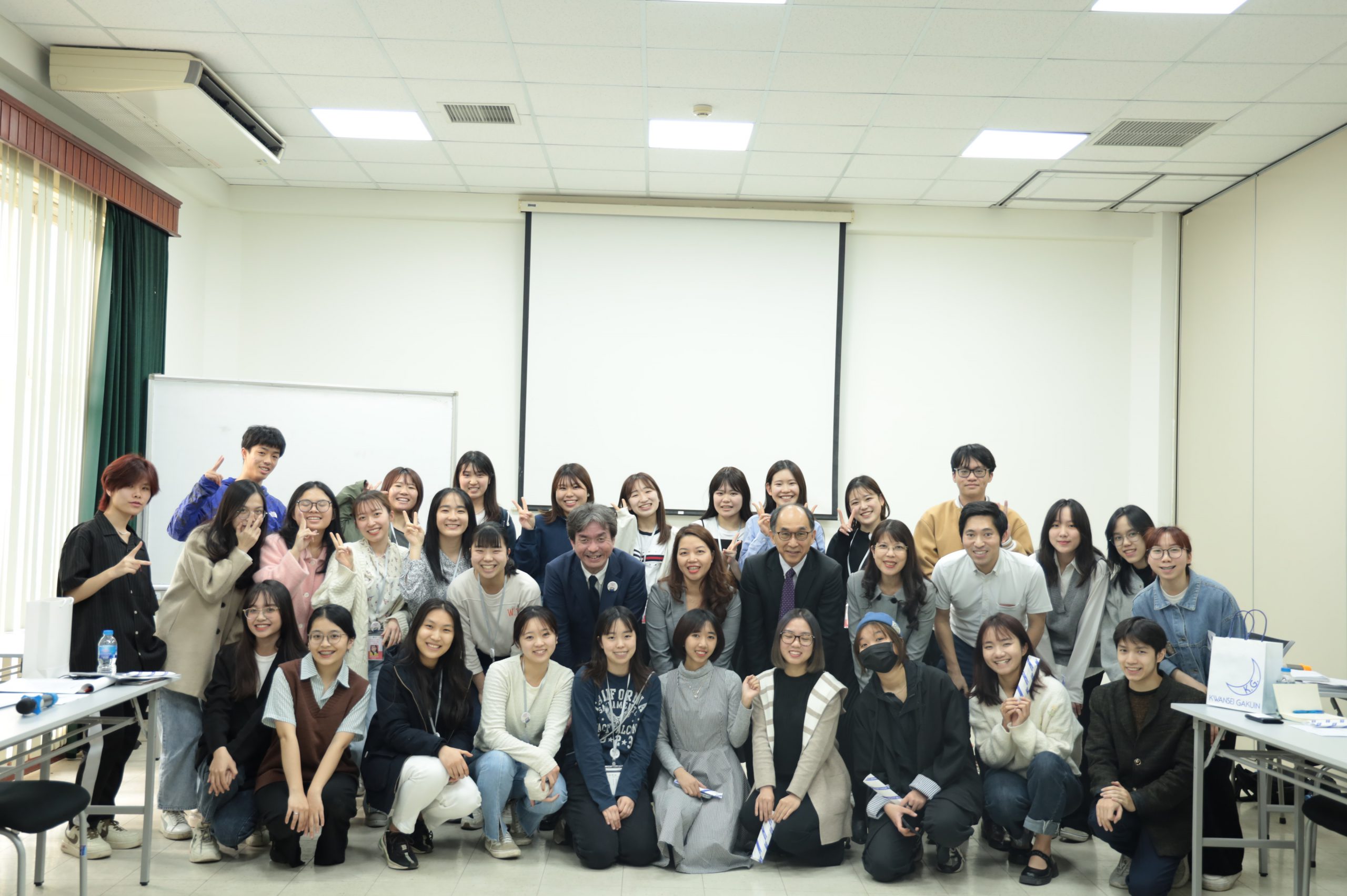 ベトナム日本人材開発インスティチュート(VJCCインスティチュート)は、日越学生間の交流を促す取り組みの一環として関西学院大学の生徒の訪問を受け入れました。