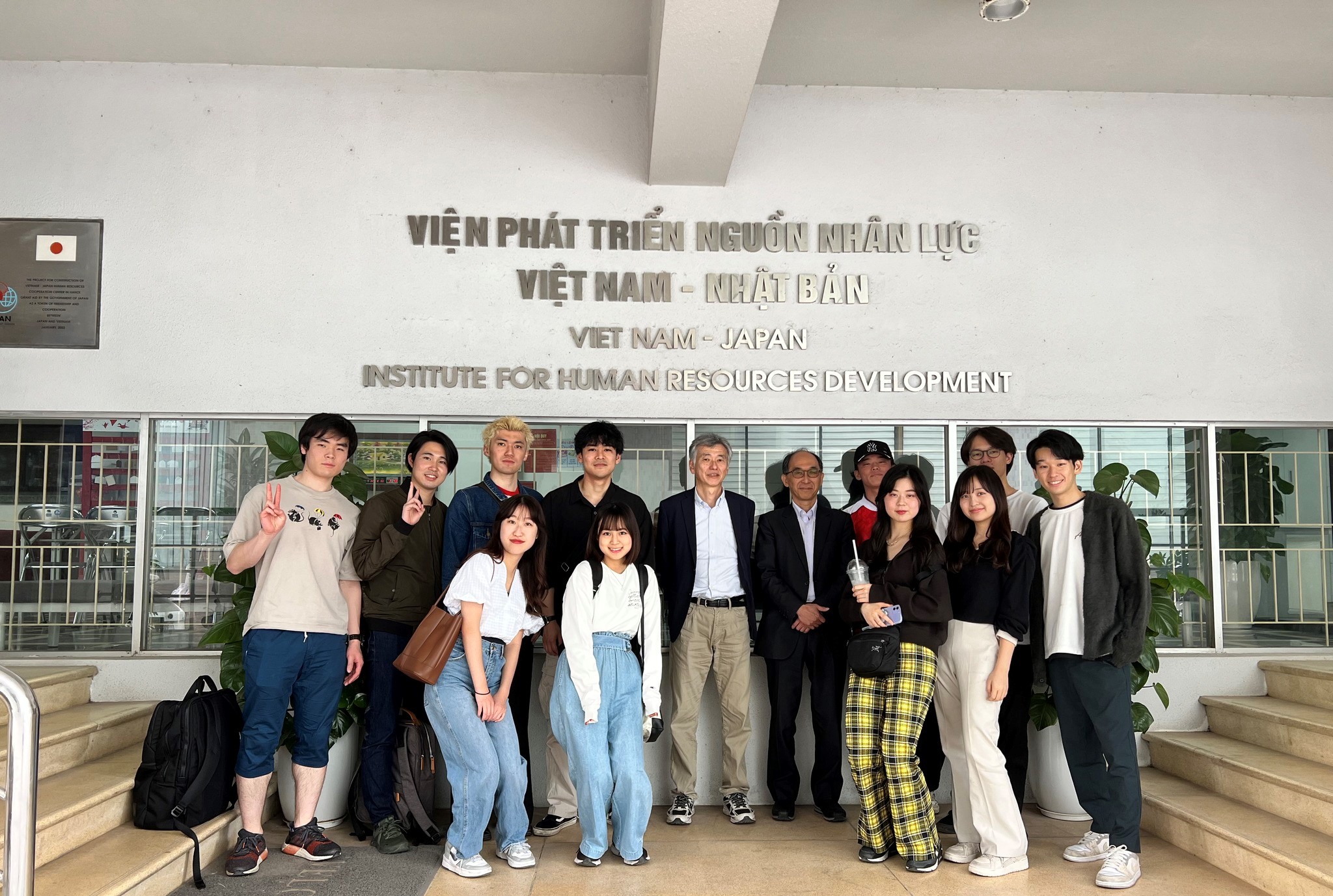 ベトナム日本人材開発インスティチュート(VJCCインスティチュート)は、日越学生間の交流を促す取り組みの一環として、立教大学の生徒の訪問を受け入れました。